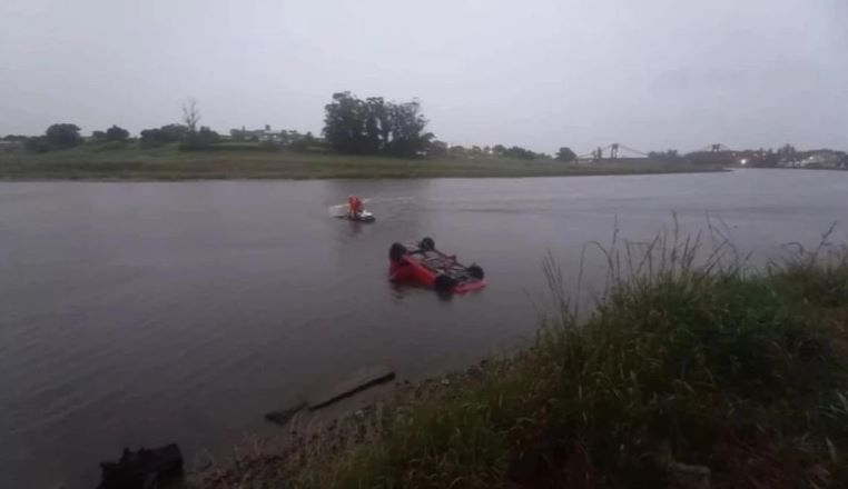 Fatal accidente en Necochea: murió una mujer tras caer con un auto en el río Quequén