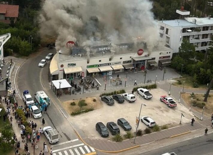 Pinamar: un incendio de grandes proporciones afectó un supermercado sobre la avenida Bunge