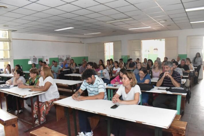 Autoridades provinciales y municipales trabajaron en la implementación del nuevo Diseño Curricular en la Escuela Secundaria Agraria N°2