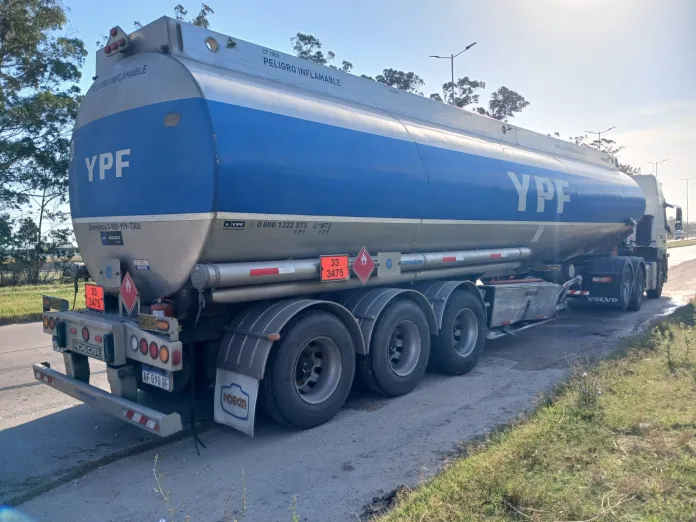 Ruta 88: un herido con traumatismo de cráneo tras un violento choque entre un camión de YPF y una camioneta