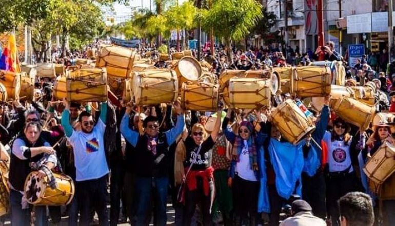 La 1° Marcha de los Bombos en el Mar llega a Miramar
