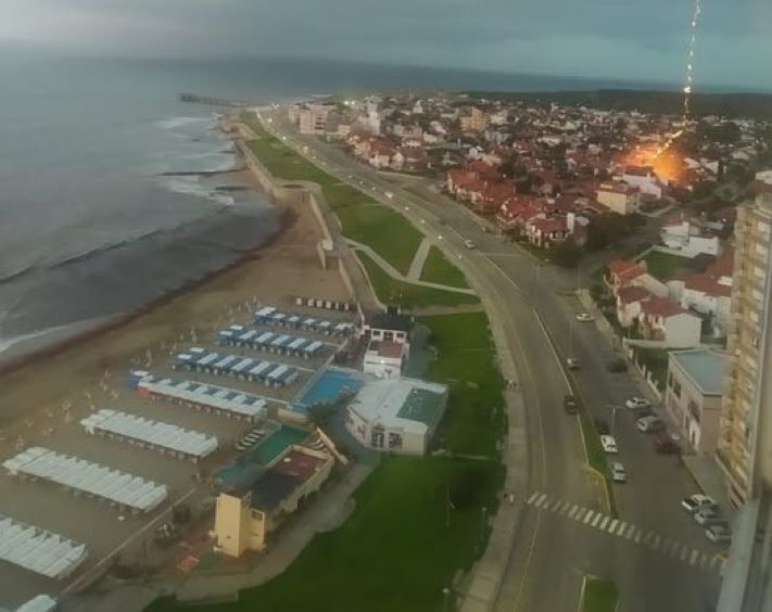 Impactante caída de un rayo en Miramar durante la tormenta de la tarde