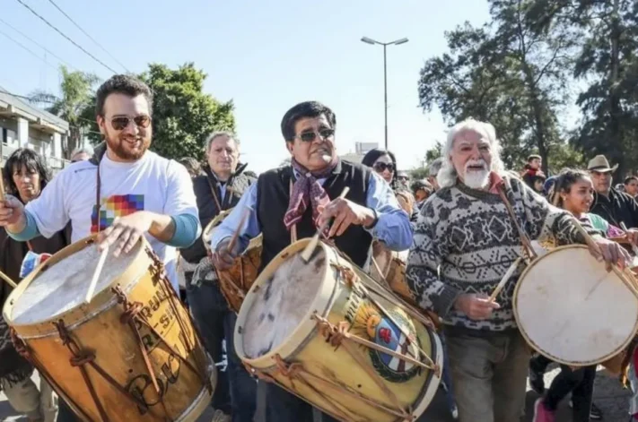 Miramar: se realiza la tradicional Marcha de los Bombos, por primera vez “al mar”