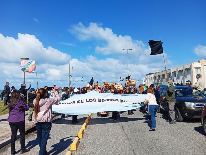 Color, ritmo y tradición: la Marcha de los Bombos llenó de música la costanera de Miramar