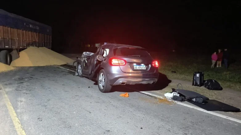 Tragedia en la ruta 88: murió reconocido médico y un menor al chocar contra un acoplado