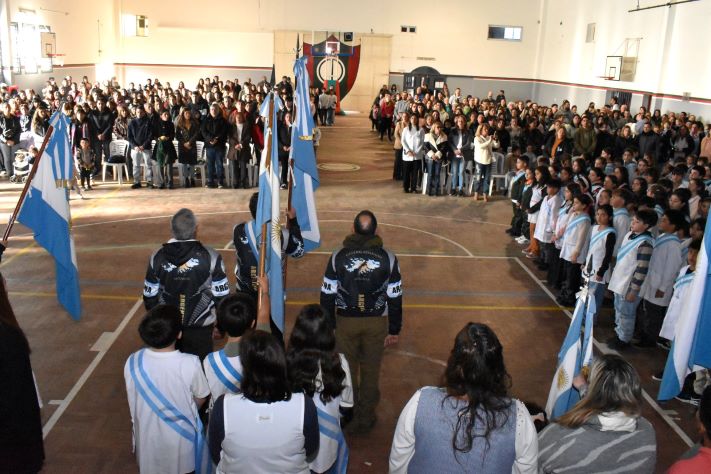 General Alvarado: alumnos de 4º año realizaron la Promesa a la Bandera en un emotivo acto distrital