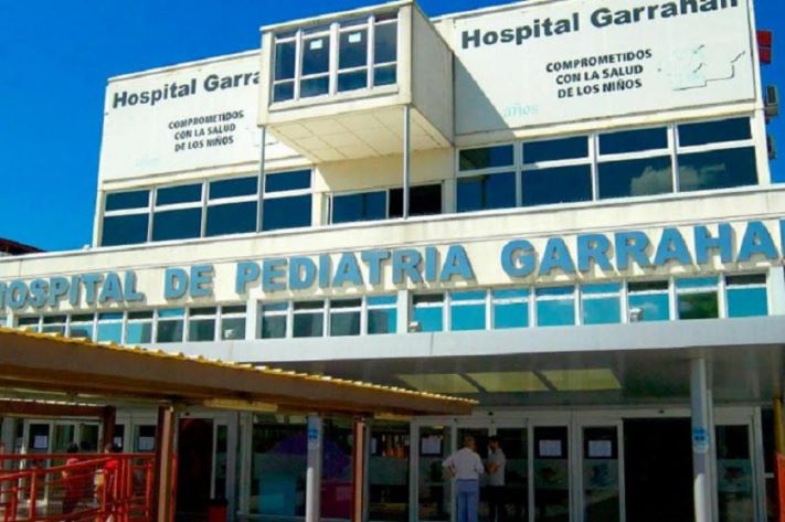 Milei cedió ante la presión: fuerte aumento salarial para los médicos residentes del Garrahan