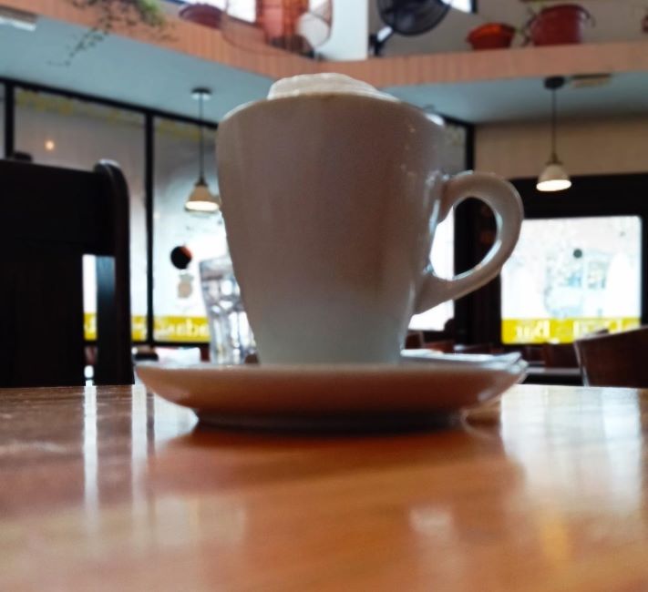 Cuento corto: “La taza que guardaba su nombre”