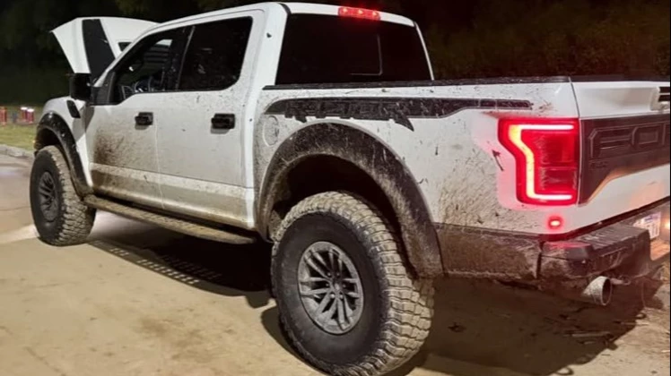 Miramar: un influencer al volante de una Ford Raptor fue denunciado por intentar atropellar a un grupo de jóvenes