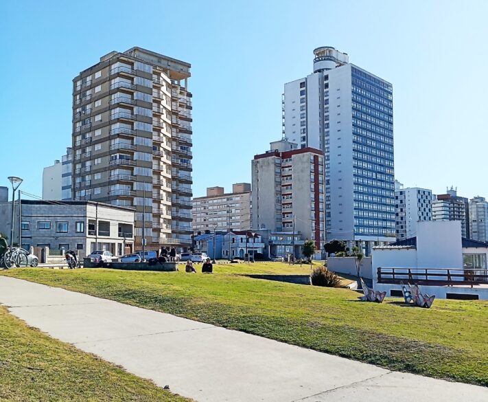 Lunes frío y ventoso en Miramar: chaparrones y ráfagas intensas por la mañana