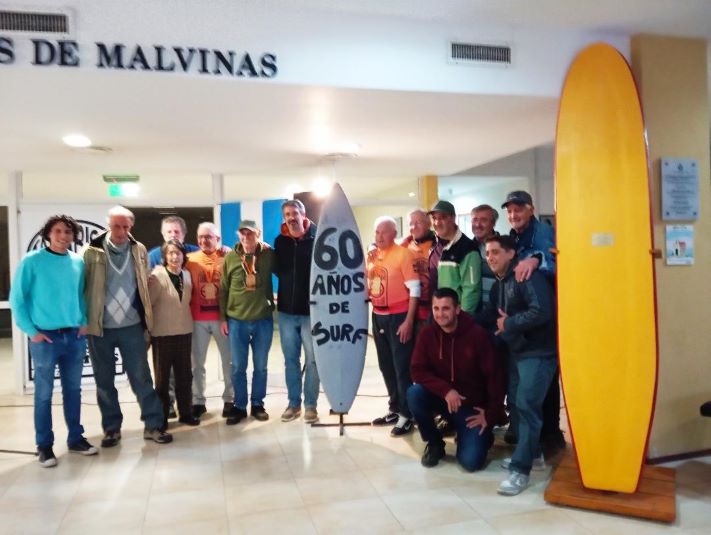 Emotivo homenaje en el HCD a los pioneros del surf en Miramar