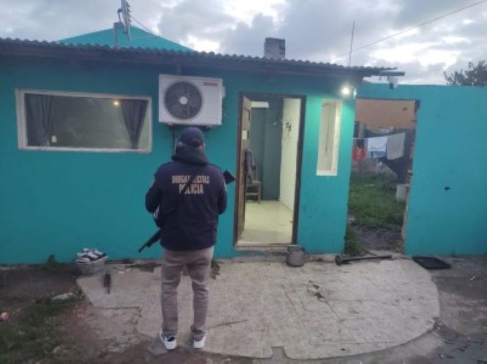 Allanamientos en Miramar: tres detenidos por venta de drogas y secuestro de armas, dinero e indumentaria policial