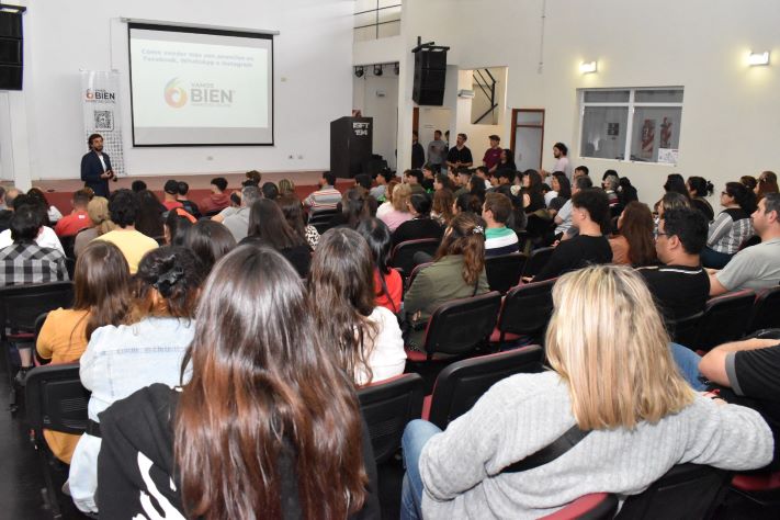 Emprendedores locales participaron de una capacitación sobre redes sociales junto a “Vamos Bien”