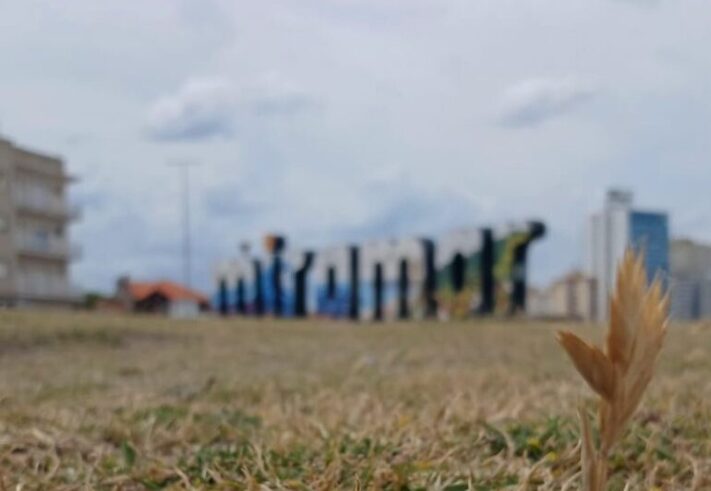 Sábado gris pero estable en Miramar: cielo cubierto, poca chance de lluvias y viento constante del este