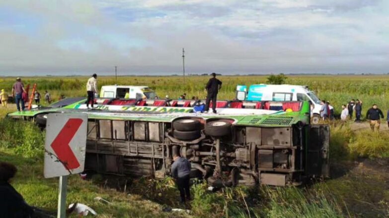 Tragedia en la Ruta 2: dos muertos y varios heridos tras el vuelco de un micro