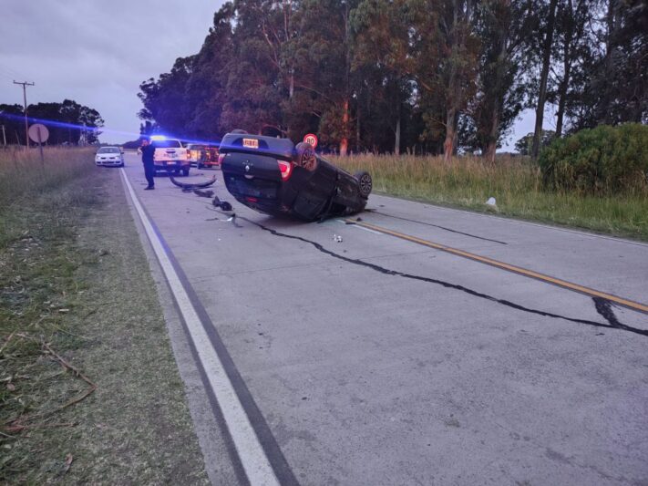 Dos jóvenes resultaron heridos tras el vuelco de un automóvil en el Camino Viejo a Miramar