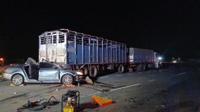 Grave accidente en la Ruta 2: un auto chocó contra un camión y tres personas resultaron heridas