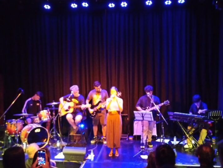 Miranda Sotelo y su banda brillaron en Chauvín con una noche de canciones que interpelan