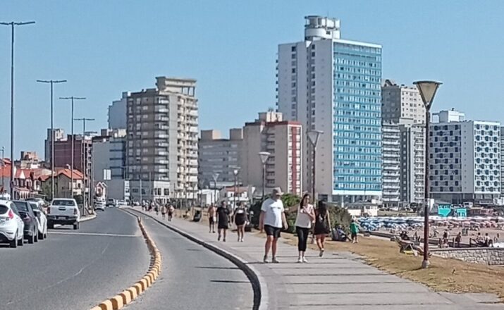 Lunes caluroso y ventoso en Miramar