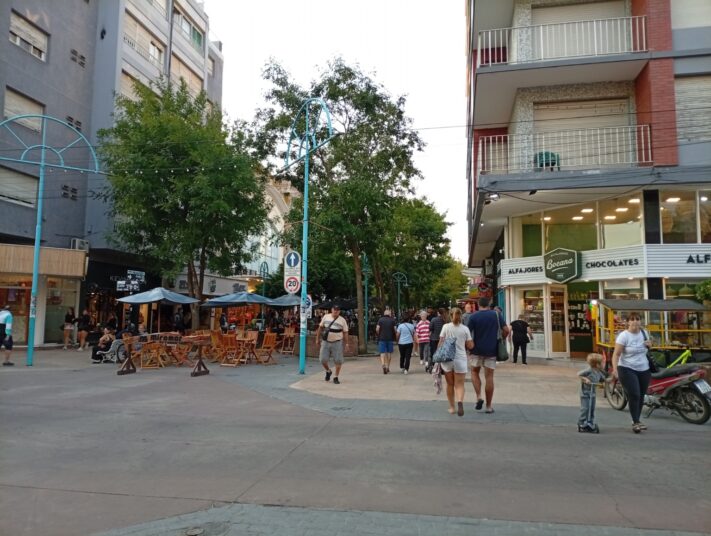 Viernes inestable en Miramar: chaparrones, viento y alta humedad