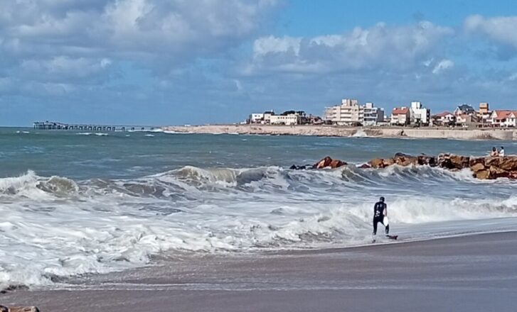 Domingo ventoso y con aire cálido en Miramar