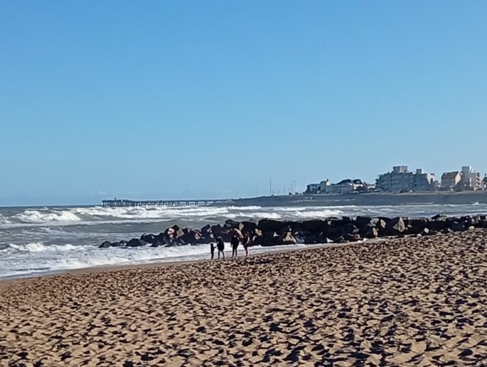 Jueves con temperatura ideal en Miramar, pero con fuertes ráfagas de viento