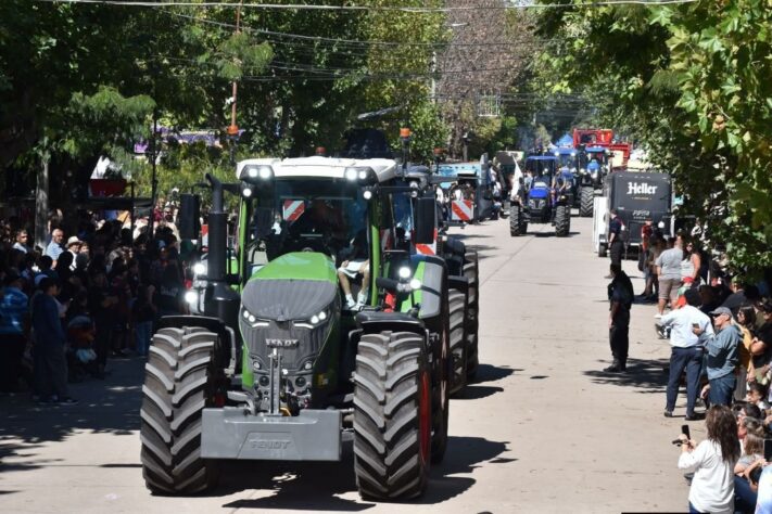 Otamendi celebró el cierre de la 47° Fiesta Nacional de la Papa con el tradicional desfile