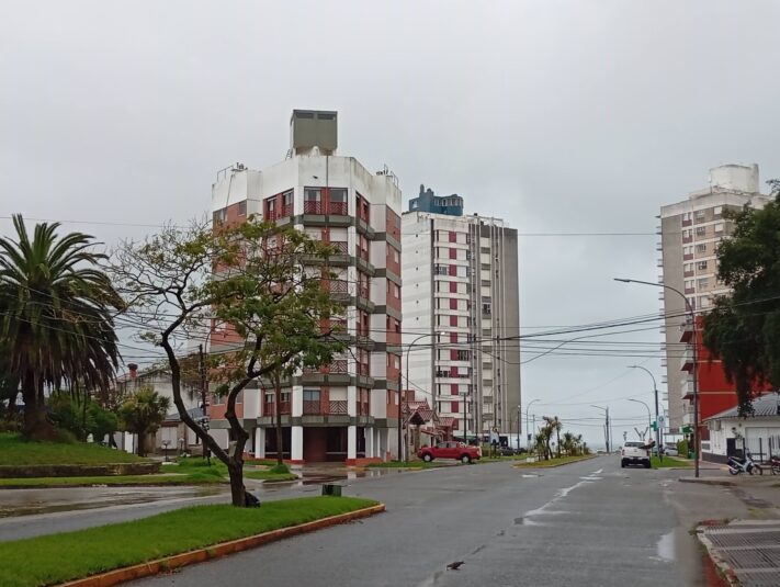 Lunes feriado con mal tiempo en Miramar: chaparrones, tormentas y ráfagas intensas