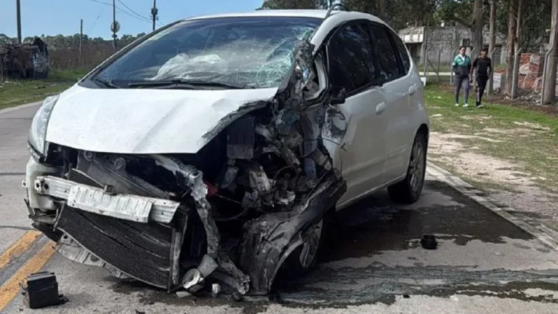 Fuerte choque entre un auto y un camión en el camino “viejo” a Mar del Plata: no hubo heridos
