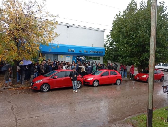 Abrazo solidario en defensa del INTA Otamendi