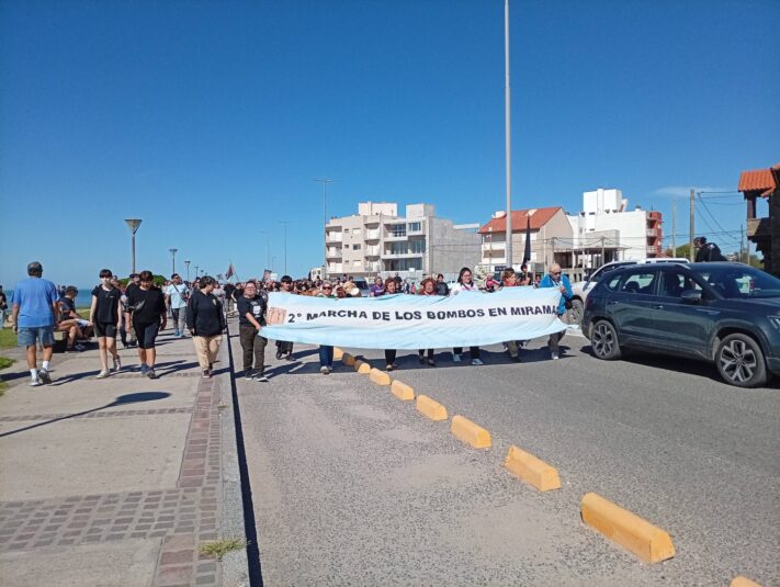Tradición y tambor: marcha de bombos en Miramar