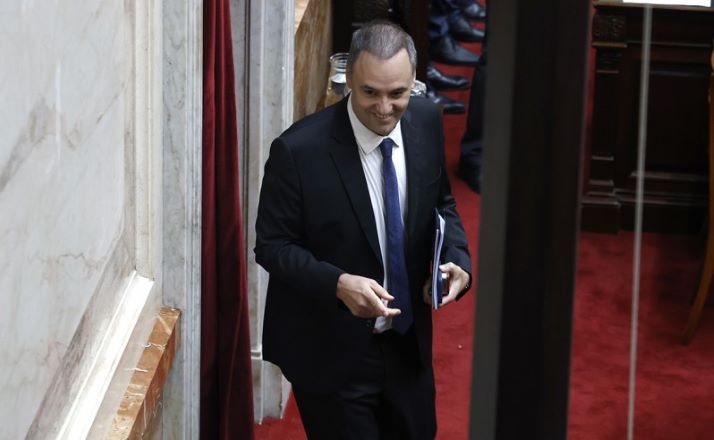 El Gobierno profundiza el ajuste: recorta casi USD 2.000 millones para sostener el superávit