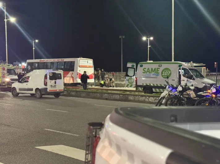 Mar del Plata: un colectivo se despistó en la costa, atropelló a varias personas y una mujer murió
