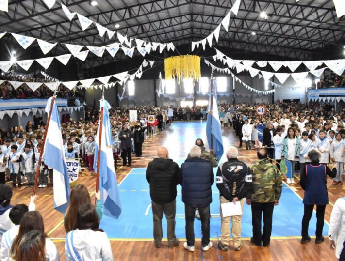 La comunidad educativa de General Alvarado renovó su compromiso con la Bandera Argentina