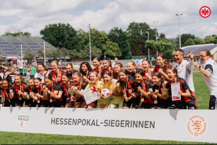 Un miramarense celebra en Alemania: Christian Yarussi y una jornada histórica para el fútbol femenino de Eintracht Frankfurt