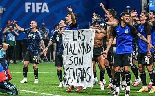La bandera que rompió el protocolo: la Selección reivindicó las Malvinas tras vencer a Inglaterra.