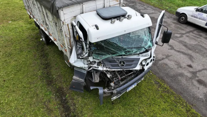 Violento choque en la Ruta 226: un auto salió despedido y terminó volcado cerca del Museo José Hernández