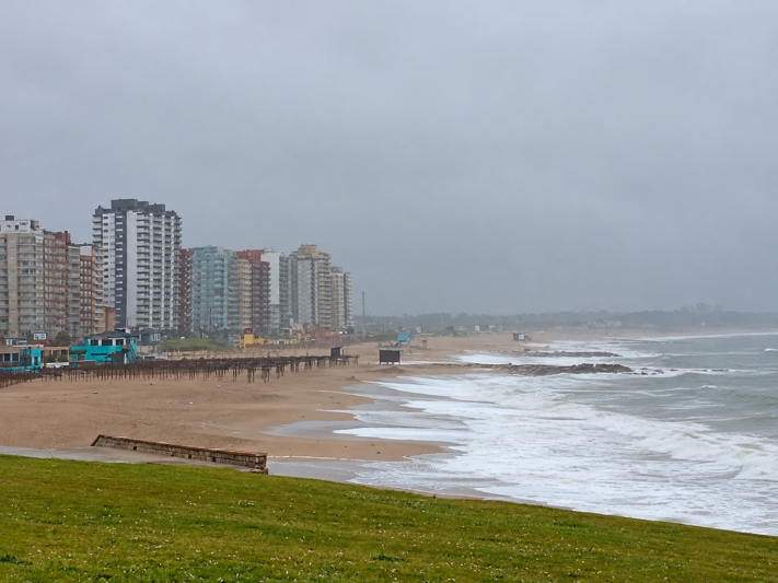 Viernes de lluvias, frío y ráfagas de hasta 59 km/h en Miramar