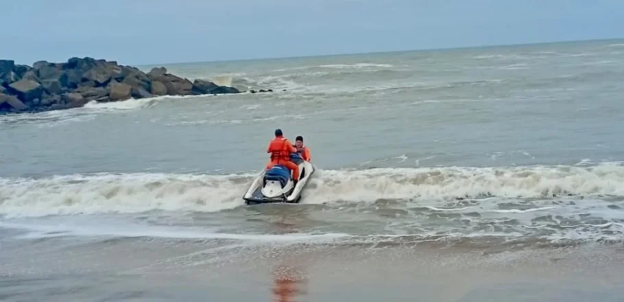 Miramar: Prefectura rescató a un kayakista que no podía regresar a la costa